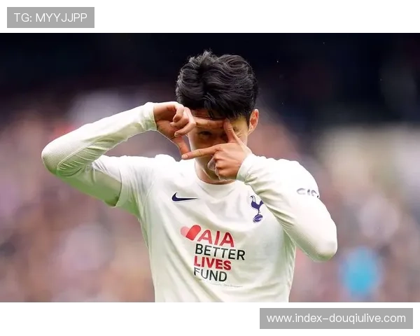 热刺球迷第15分钟举红牌抗议，象征管理层15年失职